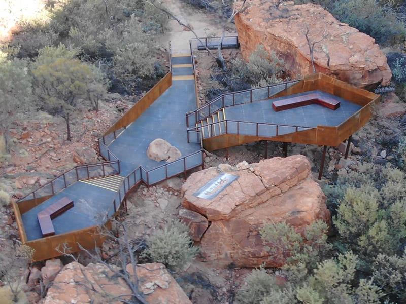 Tourist-Viewing-Platform-Kings-Canyon-NT